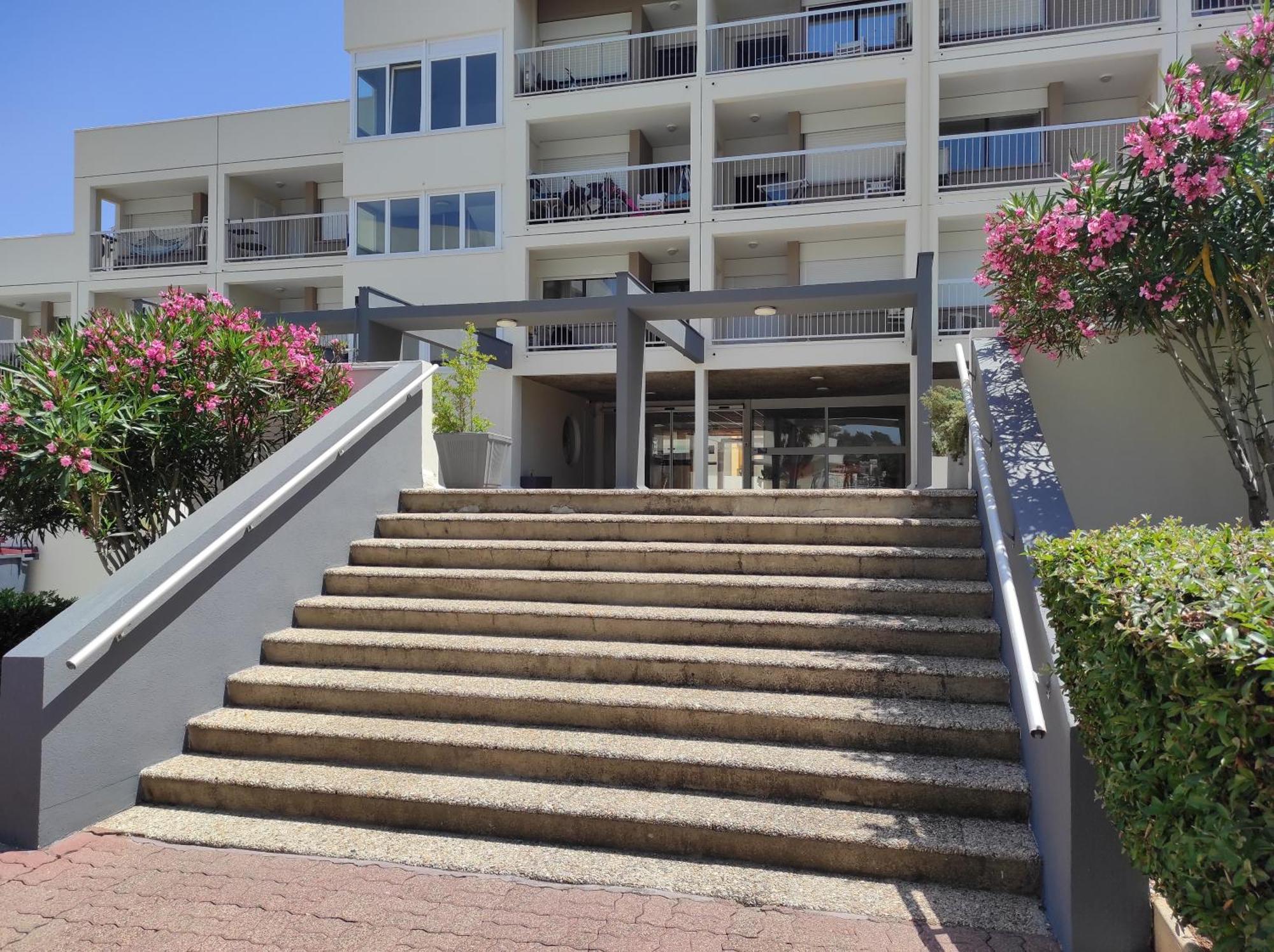 Studio centre port,face au nouveau Casino,parking gratuit au sous sol,wifi Agde Chambre photo